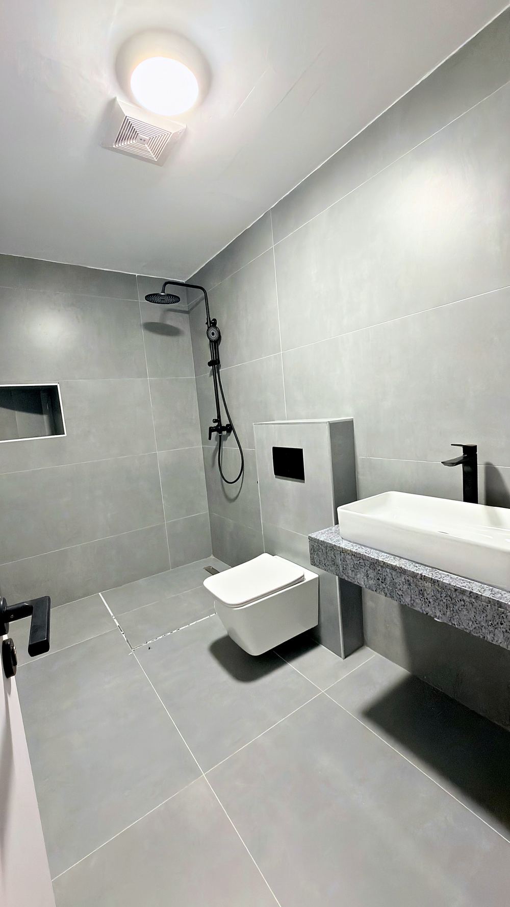 Walk in shower with a rain head and recessed niche