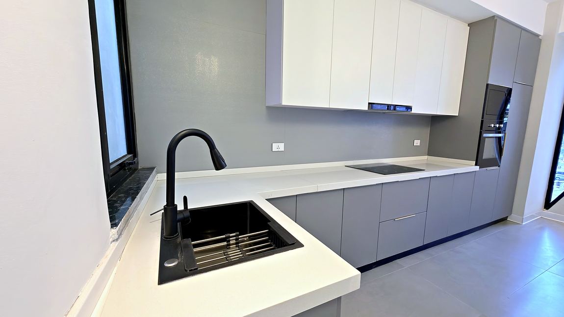 Kitchen counter with an induction hob and undermount sink
